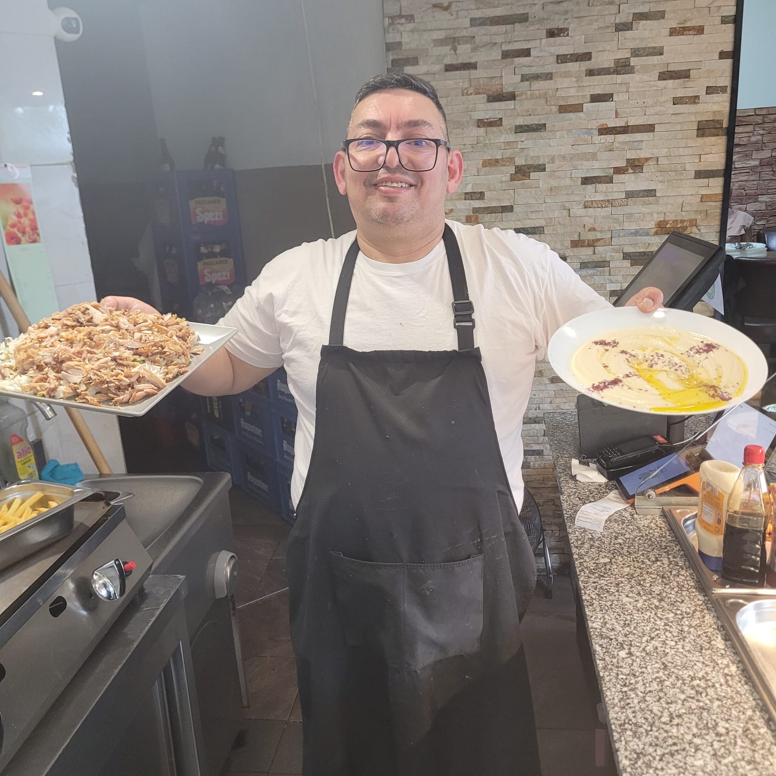 Unser Chef in der Küche mit Hähnchen-Döner und hausgemachtem Hummus