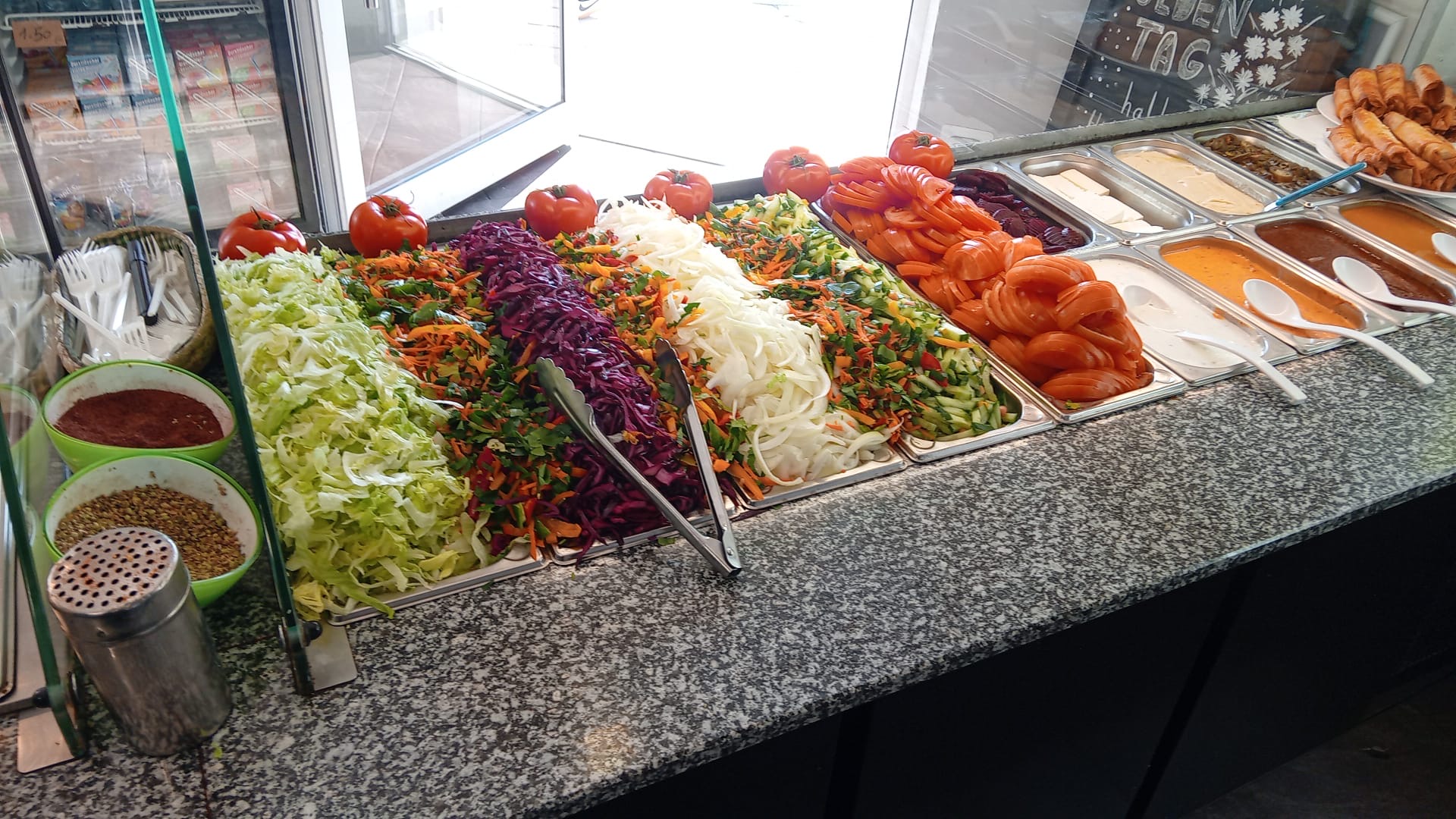Frische Salatbar mit hausgemachten Saucen